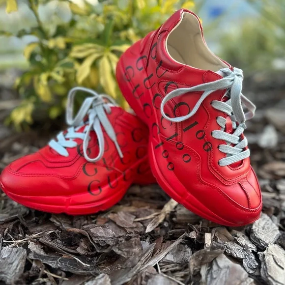 GUCCI サンダル レッド レッド（赤）系 GUCCI(グッチ) サンダル(メンズ) - 海外通販のBUYMA